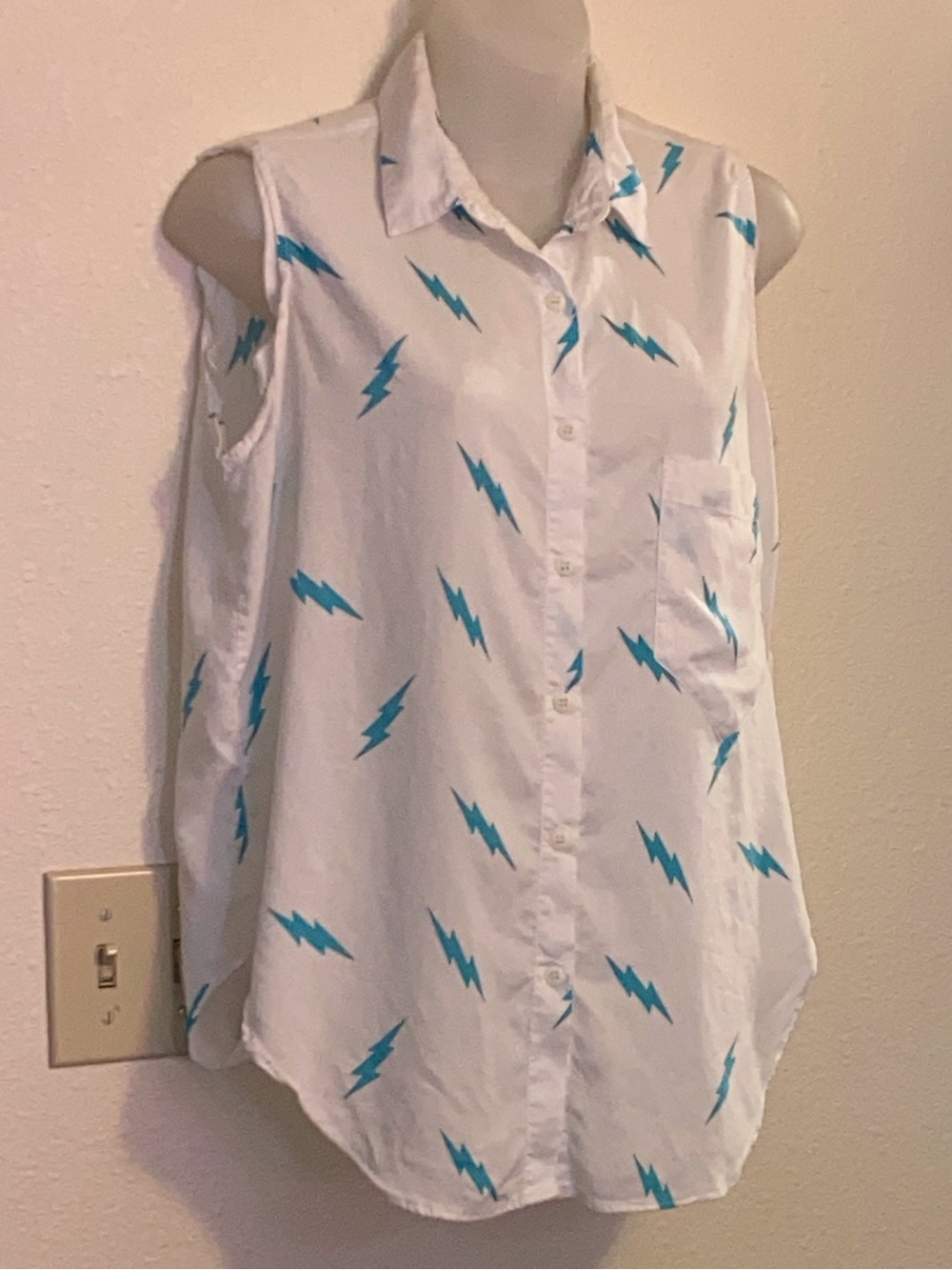 Pinot Noir Sleeveless White Button-Down Shirt with Teal Lightning Print Size L